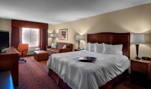 普罗沃普罗沃汉普顿旅馆的一间酒店客房,配有一张带托盘的床