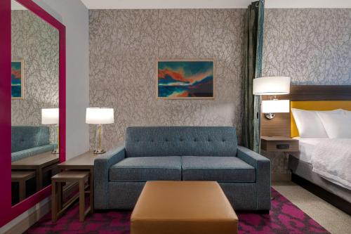 雷丁Home2 Suites By Hilton Redding的酒店客房设有一张沙发和一张床