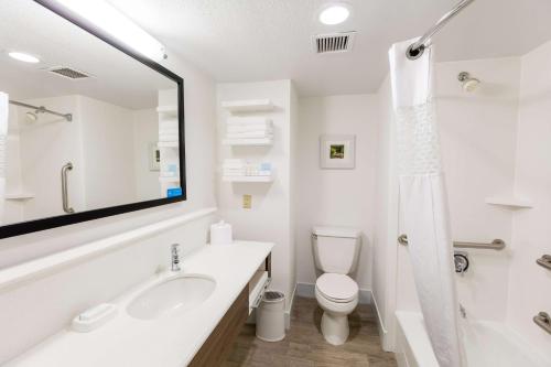 罗切斯特汉普顿罗切斯特酒店的白色的浴室设有水槽和卫生间。
