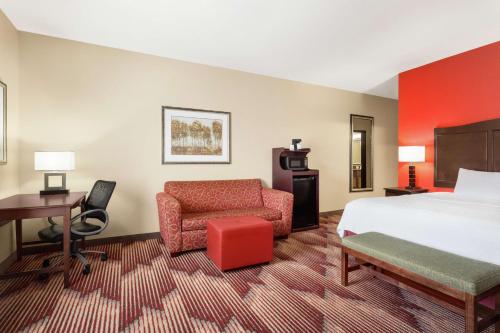 热萨尔弗斯普林斯硫磺泉汉普顿酒店的酒店客房配有一张床、一张桌子和一把椅子。
