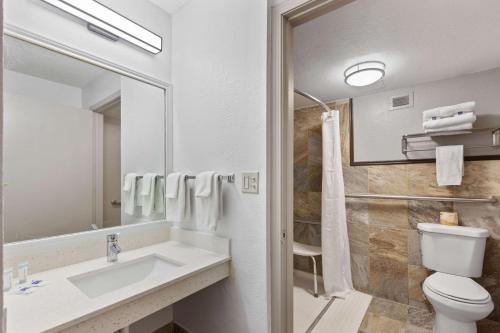 佩科斯Studio 6 Pecos TX的一间带水槽、卫生间和镜子的浴室