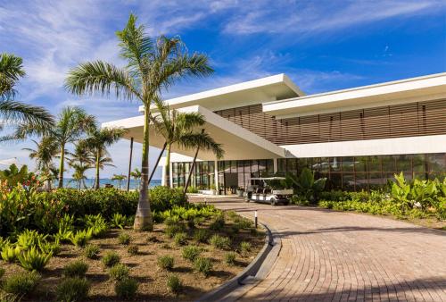 马霍礁Sonesta Ocean Point Resort- All Inclusive - Adults Only的一座棕榈树建筑