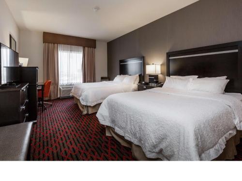 莱斯布里奇莱斯布里奇希尔顿恒庭酒店的酒店客房配有两张床和一张书桌