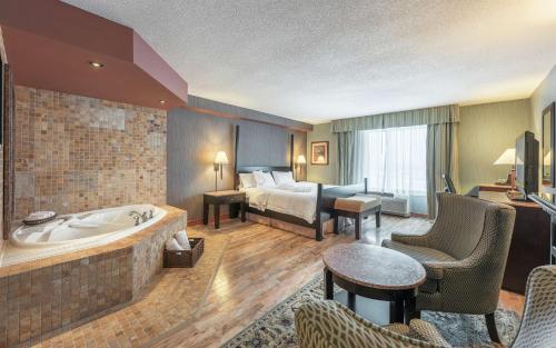 蒙克顿蒙克顿希尔顿恒庭套房酒店的带浴缸和床的酒店客房