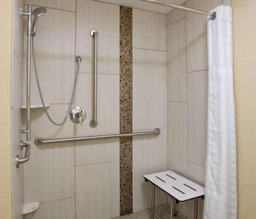 贝滕多夫达文波特希尔顿惠庭套房酒店的带淋浴的浴室和长凳