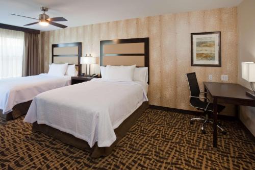 贝滕多夫达文波特希尔顿惠庭套房酒店的酒店客房配有两张床和一张书桌