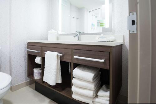 普鲁士王普鲁士国王酒店 的浴室配有盥洗盆、毛巾和梳妆台。