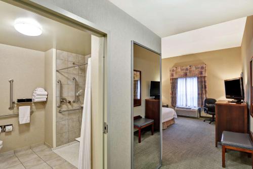 Sayre沙耶尔汉普顿酒店的酒店客房设有带淋浴的浴室。