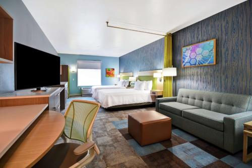 南旧金山Home2 Suites By Hilton San Francisco Airport North的酒店客房,配有床和沙发