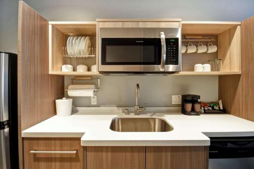 南旧金山Home2 Suites By Hilton San Francisco Airport North的厨房配有水槽和微波炉