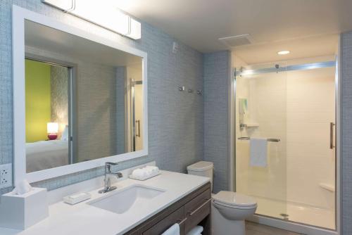 印第安纳波利斯Home2 Suites By Hilton Indianapolis Airport的一间带水槽、卫生间和镜子的浴室