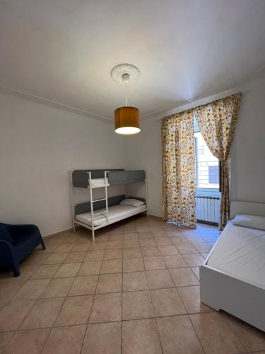 罗马Signorina In Rome的一间卧室设有一张床和一个窗口