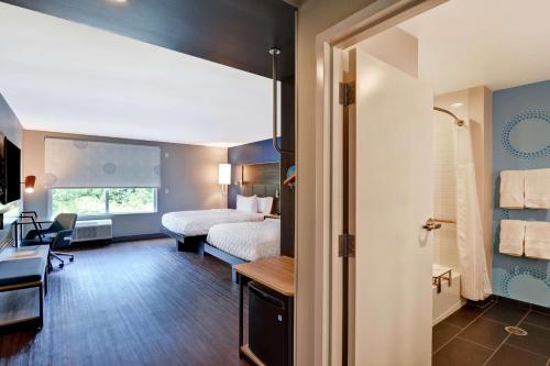 米德尔敦Tru By Hilton Middletown的一间酒店客房 - 带一张床和一间浴室