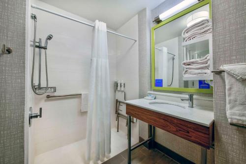 科特兰科特兰希尔顿恒庭酒店的一间带水槽和淋浴的浴室