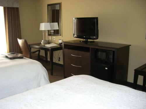 普韦布洛普韦布洛/北希尔顿恒庭旅馆及套房酒店的配有一张床和一台平面电视的酒店客房