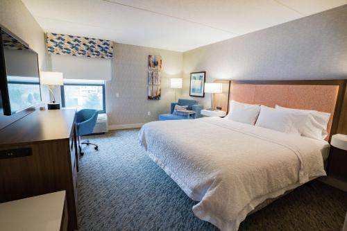 克拉克萨米特克拉克斯桑密恒庭酒店的酒店客房设有一张大床和一张书桌。