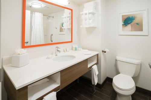 克拉克萨米特克拉克斯桑密恒庭酒店的浴室配有白色水槽和卫生间。