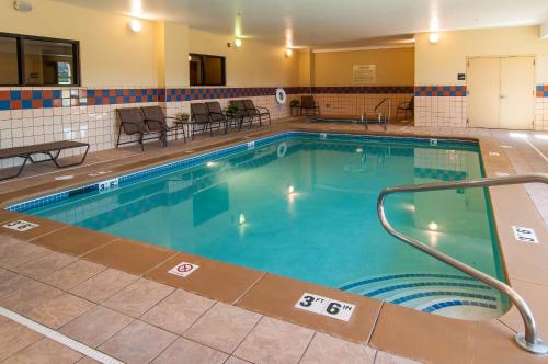 博伊西博伊西 - 机场汉普顿酒店的在酒店房间的一个大型游泳池
