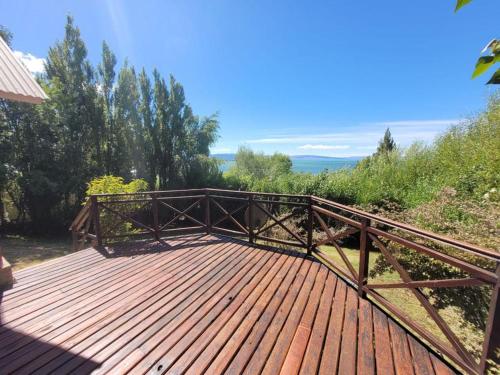 埃尔卡拉法特Casa Lago Argentino的木制甲板上设有木栏杆