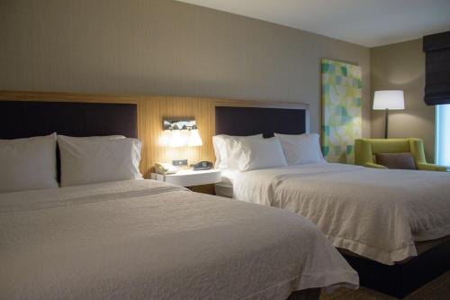 博伊西博伊西 - 机场汉普顿酒店的酒店客房,配有两张床和椅子