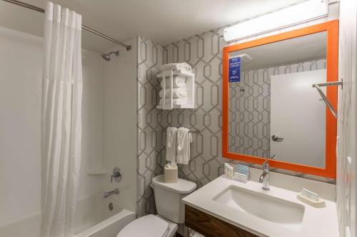麦迪逊汉普顿酒店麦迪逊东城商场区的浴室配有卫生间、盥洗盆和淋浴。