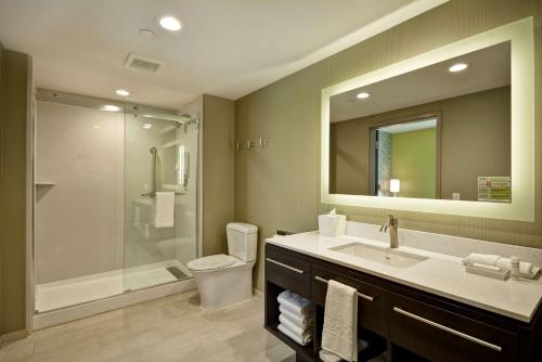 汉福德Home2 Suites By Hilton Hanford Lemoore的浴室配有卫生间、盥洗盆和淋浴。