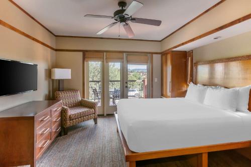 塞多纳Hilton Vacation Club Sedona Summit的一间卧室配有一张大床和电视