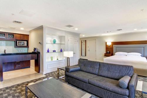 多伦多多伦多市中心希尔顿逸林酒店的客厅配有沙发和1张床