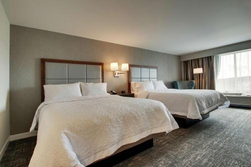 波塔基特罗德岛波塔基特汉普顿酒店的酒店客房设有两张床和窗户。