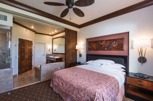 瓦克拉Hilton Grand Vacations Club Kohala Suites Waikoloa的一间带大床的卧室和一间浴室