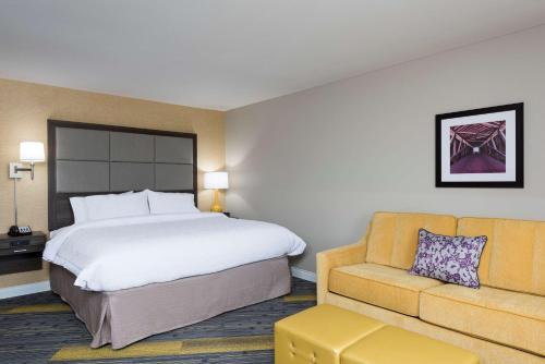 西拉法叶西拉斐特汉普顿酒店的酒店客房,配有床和沙发