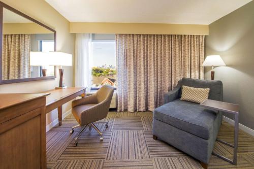 费城汉普顿费城机场酒店的酒店客房设有一张桌子、一把椅子和一个窗户。