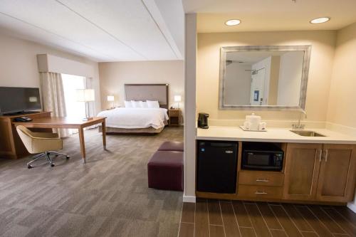 Harmarville宾夕法尼亚州匹兹堡/哈玛维利 - 汉普顿套房酒店的一间酒店客房 - 带一张床和一间浴室