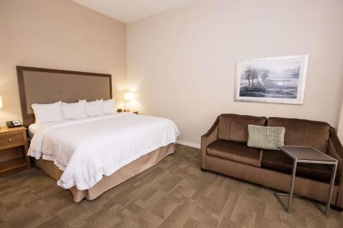 Harmarville宾夕法尼亚州匹兹堡/哈玛维利 - 汉普顿套房酒店的酒店客房,配有床和沙发