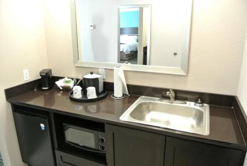 Carrizo Springs卡里佐斯普林斯汉普顿酒店的一间带水槽和镜子的浴室