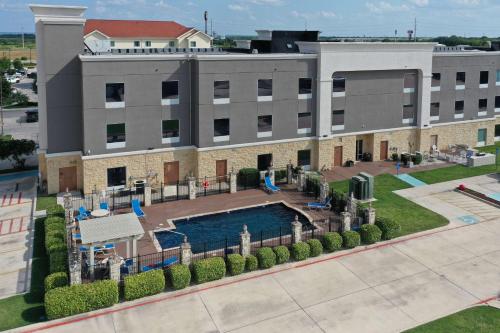 塞金塞甘希尔顿恒庭酒店的享有带游泳池的建筑的空中景致