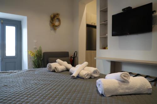 凯瑟拉Serendipity Living Studio的酒店客房的床铺上备有毛巾