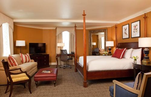 罗阿诺罗阿诺克会议酒店 - 希尔顿Curio Collection酒店的酒店客房,配有一张床、一张桌子和椅子