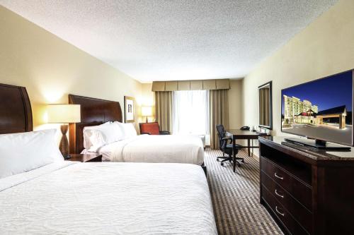 亚特兰大亚特兰大机场北希尔顿花园酒店的酒店客房设有两张床和一台平面电视。