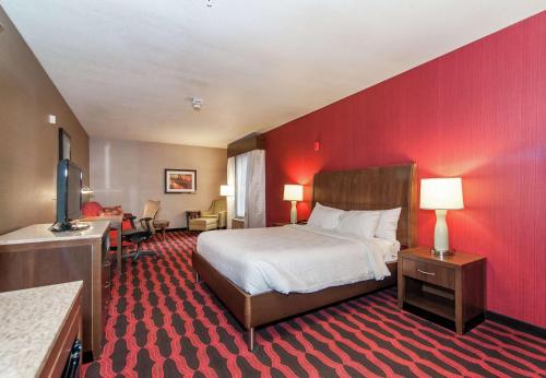 普雷斯顿快活林希尔顿花园酒店的酒店客房,设有床铺和红色的墙壁