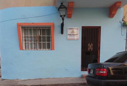 圣多明各Hostal María Fernanda的蓝色的建筑,有窗户和门