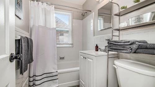 底特律Pleasant Family Stay in Home near Downtown Detroit的白色的浴室设有卫生间和水槽。