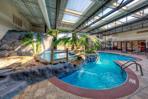 阿尔科诺克斯维尔机场希尔顿酒店的一座带水滑梯的建筑中的游泳池