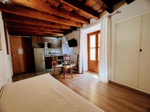 托莱多Felices Los Cuatro的一间带木制天花板的客厅和一间厨房