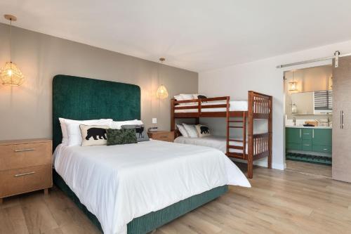 安纳海姆California Inn的一间卧室配有一张大床和一张双层床。