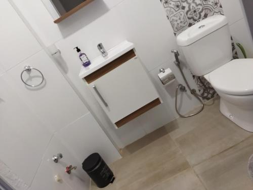 梅塞德斯Monoambiente的白色的浴室设有卫生间和水槽。