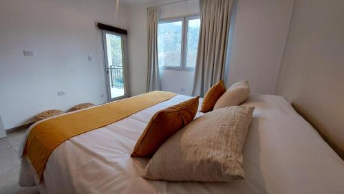 波特雷罗德洛斯弗内斯MONTEARENA POTRERO DE LOS FUNES的一间卧室配有两张带枕头的床和窗户。