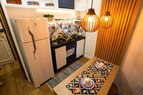 瓜拉派瑞Areia Preta Park Studio | Salma Haddad的一间带冰箱和桌子的小厨房