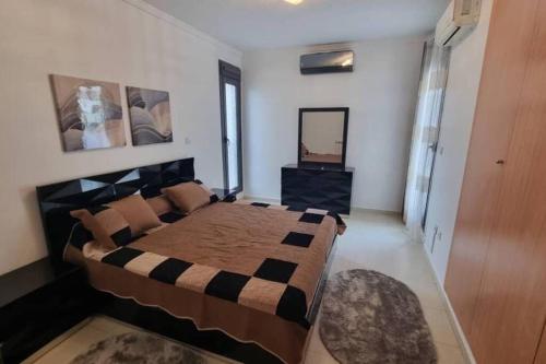 奥兰F5 -5 bedrooms Apt- Residence Hasnaoui avec parking Oran Algeria的一间卧室配有一张大床和镜子