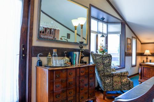安娜堡石屋住宿加早餐酒店的一间设有梳妆台、椅子和镜子的房间